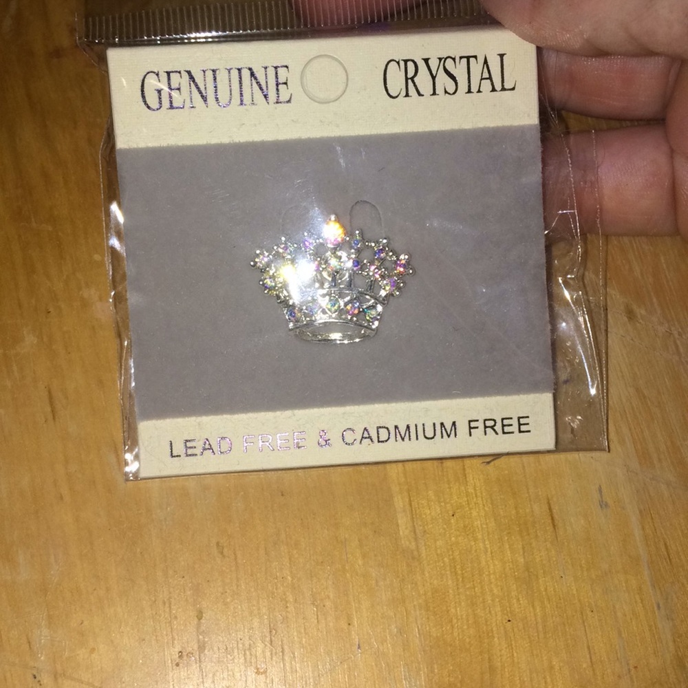 Small crown Genuine crystal pin